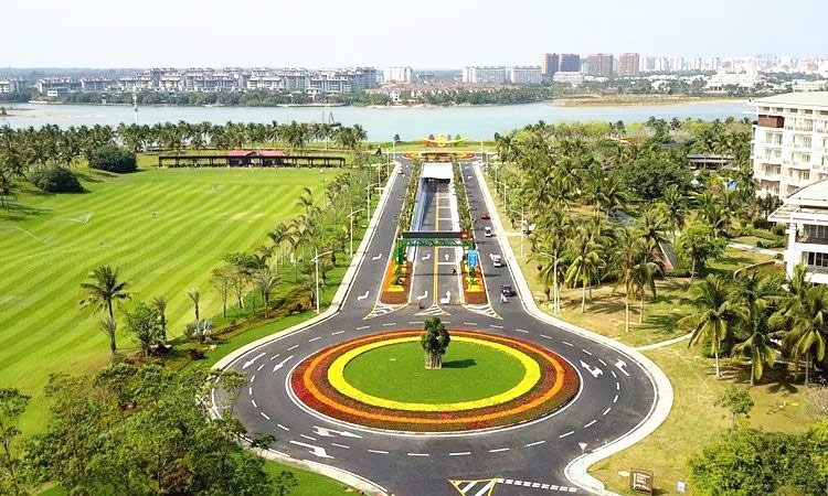 海南：把公路修成一道道靓丽风景线