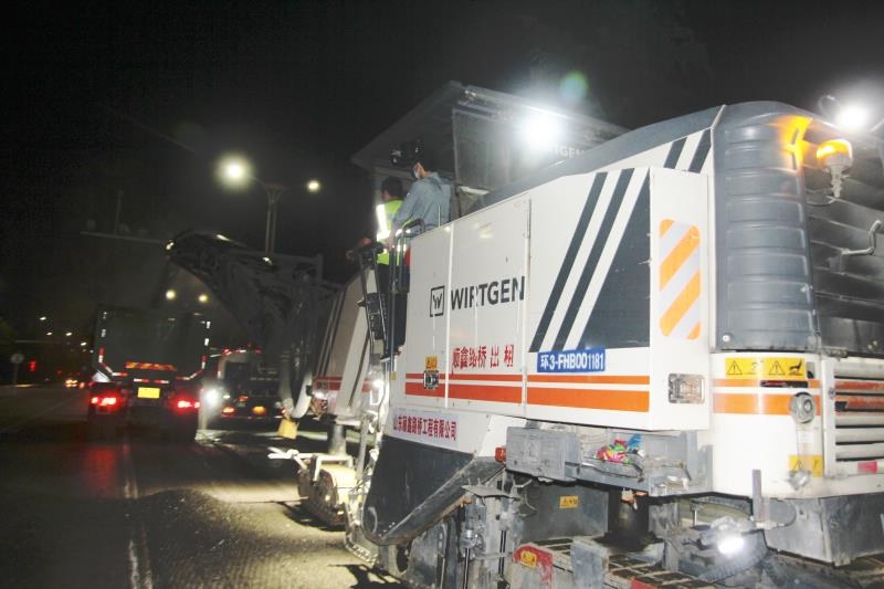 济宁电视台直播民生播出新闻：连夜施工修补路面  力保城区道路畅通