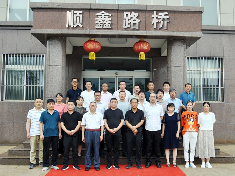 行政办公人员合影