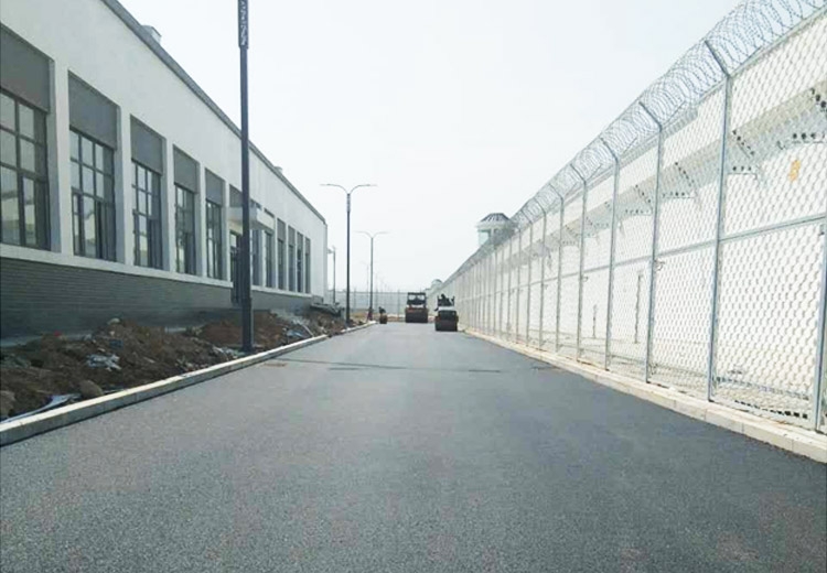 嘉祥鲁宁监狱路面摊铺