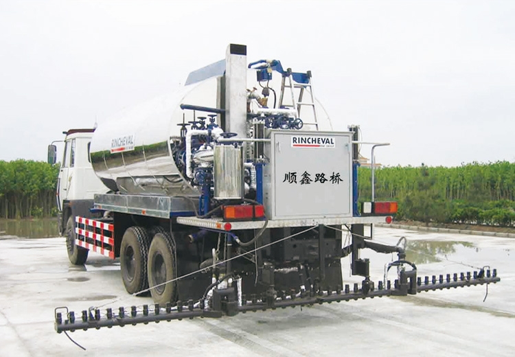 沥青洒水车